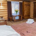 Дом (У бассейна этаж цена за номер), Гостиница Горные Забавы