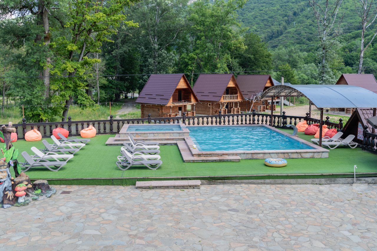 Дом (У бассейна этаж цена за номер), Гостиница Горные Забавы