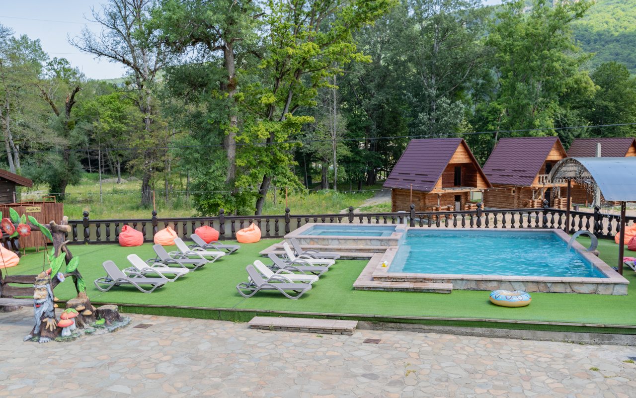 Дом (У бассейна этаж цена за номер), Гостиница Горные Забавы