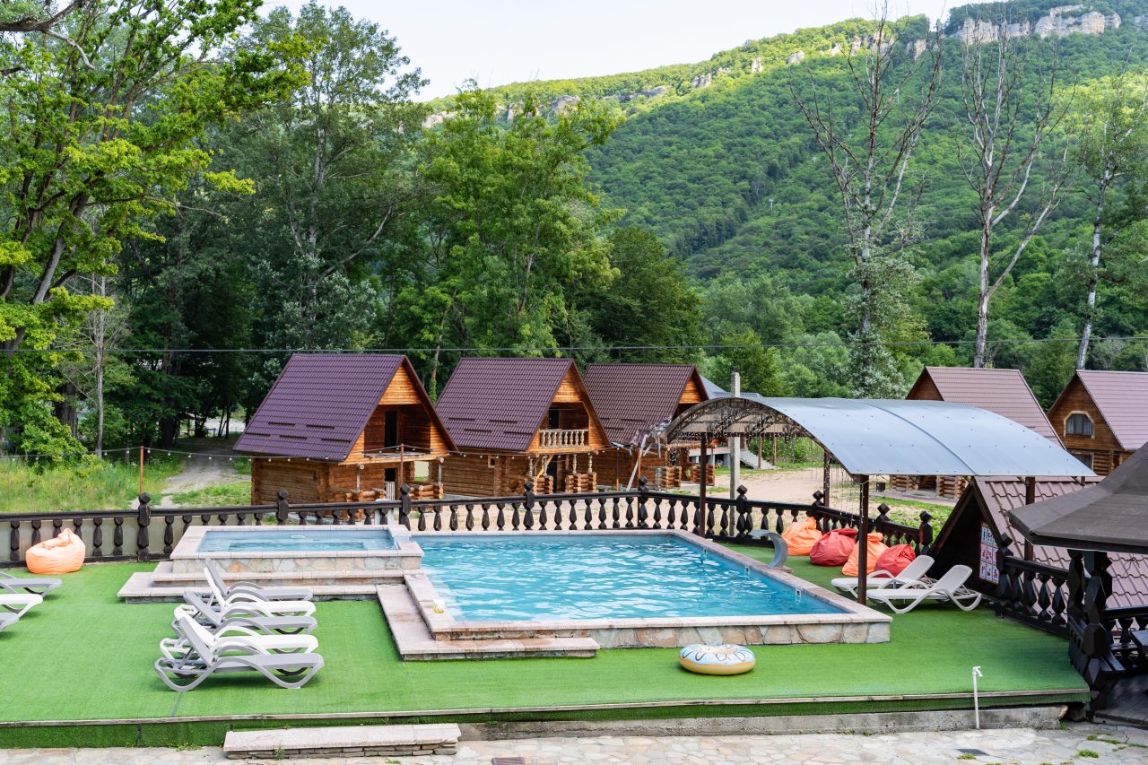 Дом (У бассейна этаж цена за номер), Гостиница Горные Забавы