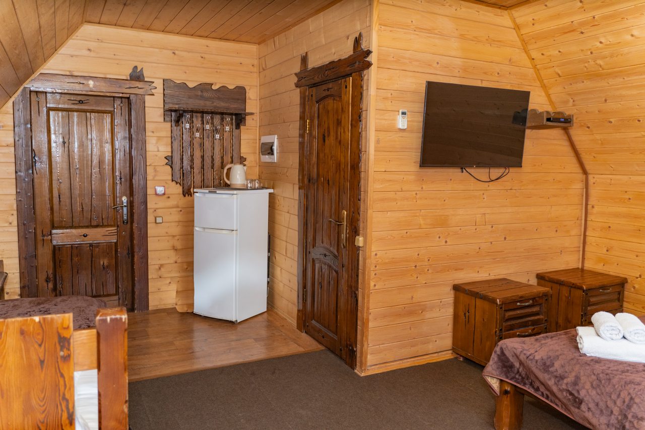 Дом (У бассейна этаж цена за номер), Гостиница Горные Забавы