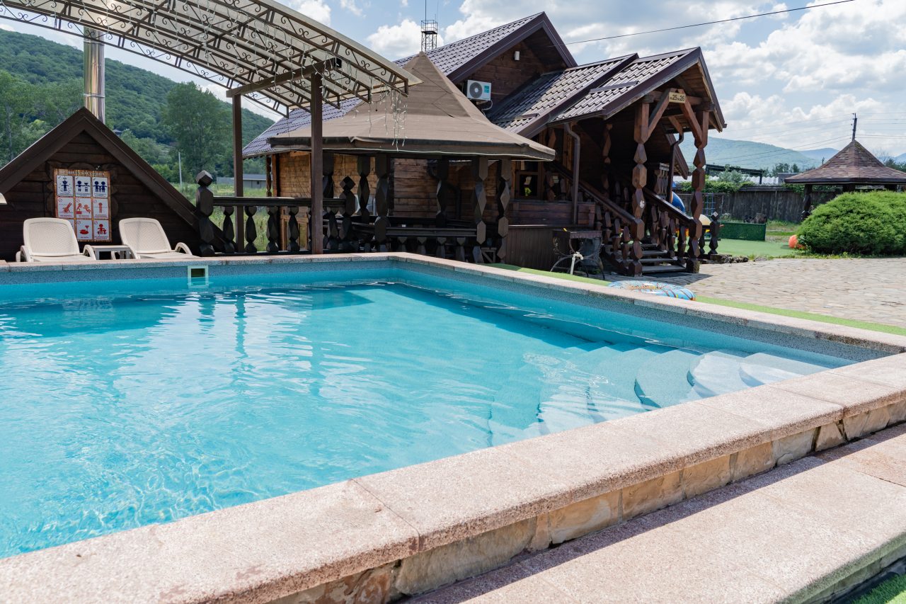 Дом (У бассейна этаж цена за номер), Гостиница Горные Забавы