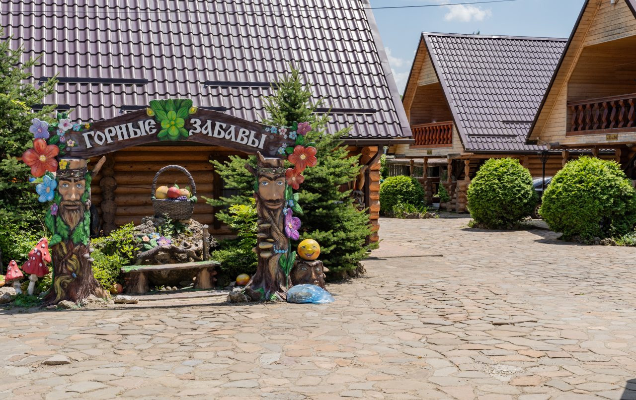 Дом (У бассейна первый этаж цена за номер), Гостиница Горные Забавы