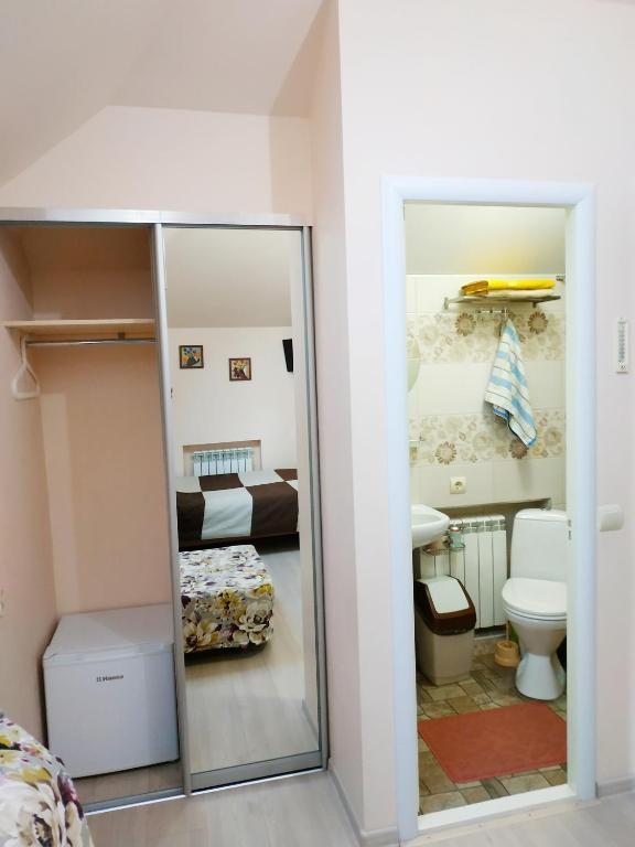 Двухместный (Двухместный номер с 1 кроватью и собственной ванной комнатой) гостевого дома Guest House Relax, Ейск