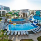 Открытый плавательный бассейн, Гостиница AURUM FAMILY