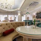 В ресторане есть зоны для больших компаний и столы для бесед