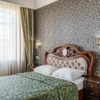 Двуспальная кровать и прикроватные тумбы с ящиками