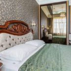 В номере большая двуспальная кровать с мягким изголовьем.