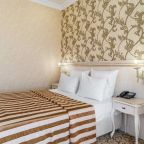 Двуспальная кровать с ортопедическим матрасом и топпером
