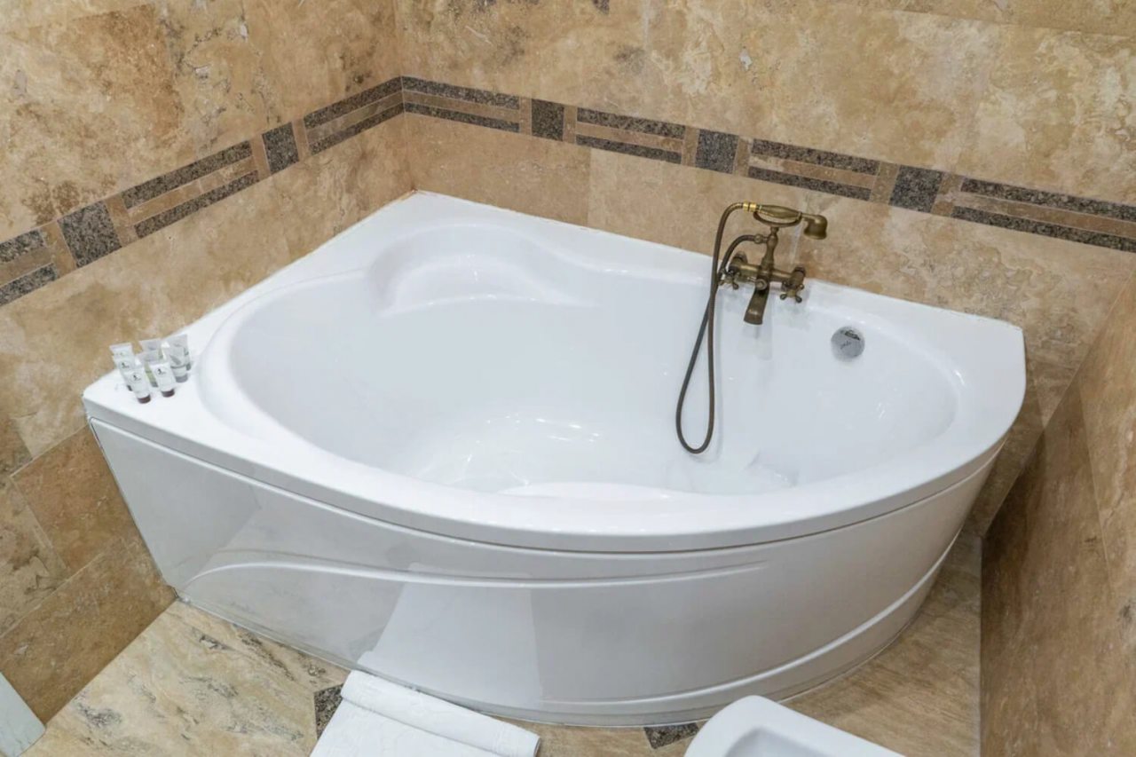 Двухкомнатный люкс оснащен большой ванной