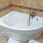 Двухкомнатный люкс оснащен большой ванной