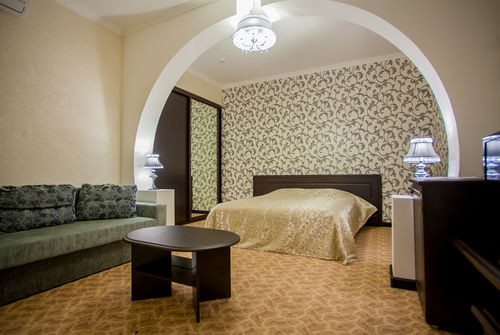 Полулюкс (Полулюкс с 1 двуспальной кроватью и диваном) отеля Sweet Hall, Краснодар