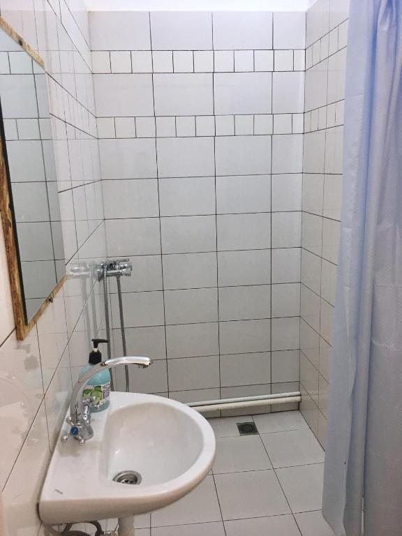 Двухместный (Двухместный номер общим туалетом № 3) мини-отеля Тополя, Буденновск
