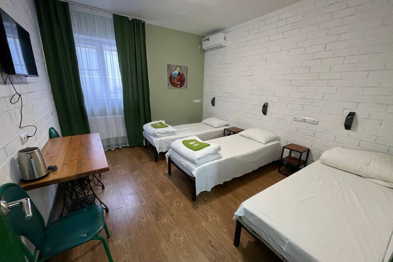 Трёхместный и более (Стандартный с 3-мя односпальными кроватями 6Б) мини-отеля Тополя, Буденновск