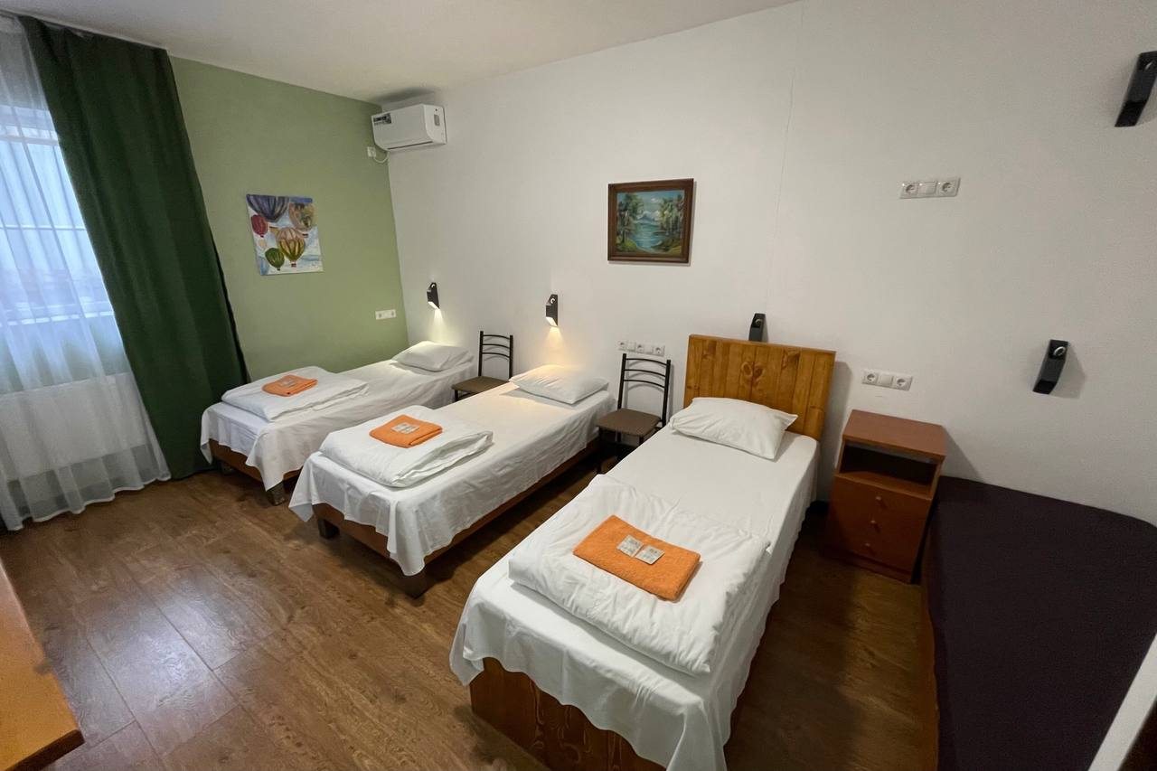 Трёхместный и более (Стандартный с 4-мя односпальными кроватями 6В) мини-отеля Тополя, Буденновск