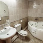 Ванная комната в номере отеля Уральские Зори, Чебаркуль