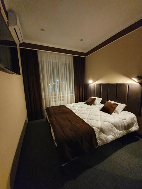 Двухместный (Двухместный номер с 1 кроватью или 2 отдельными кроватями и собственной ванной комнатой) отеля Авиатор, Чебоксары