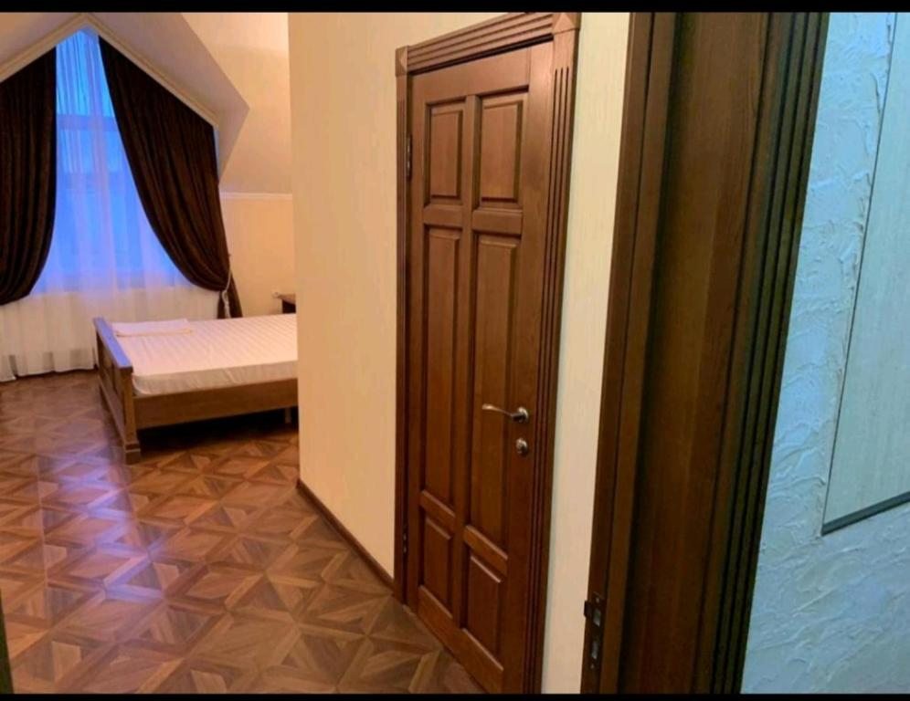 Двухместный (Большой двухместный номер с 1 кроватью) отеля Golden Lion, Славянск-на-Кубани