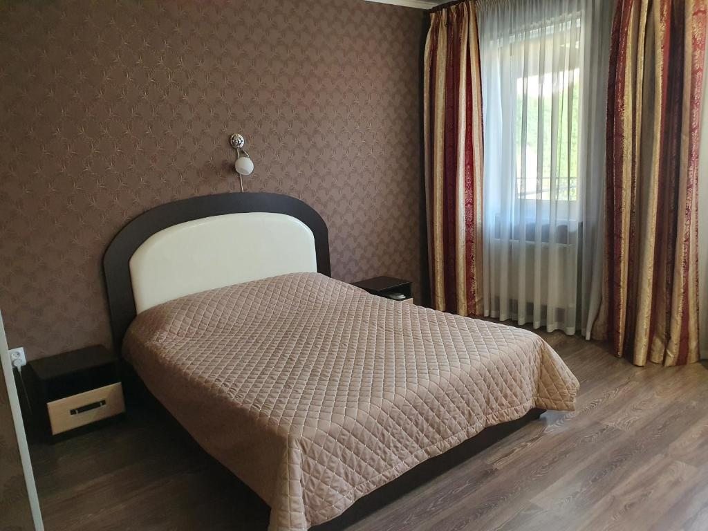 Двухместный (Двухместный номер Делюкс с 1 кроватью и душем) отеля Diamond, Пятигорск