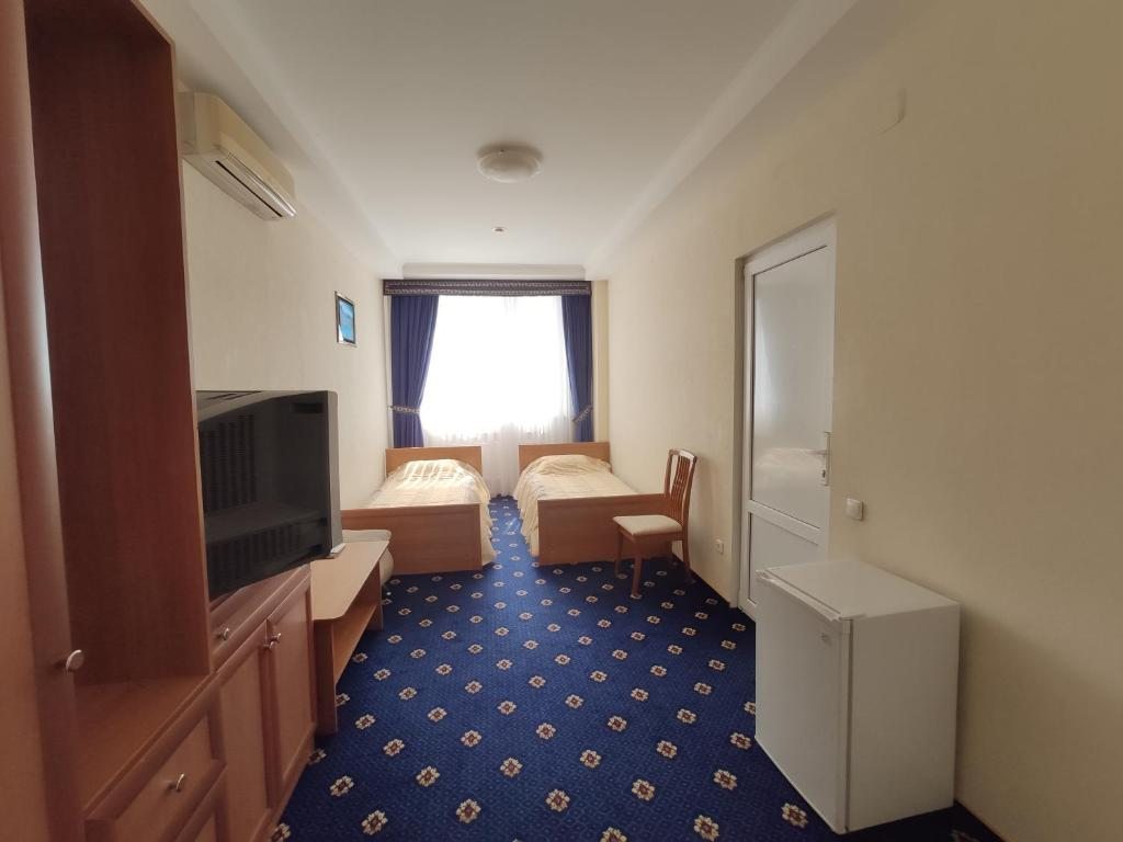 Двухместный (Стандартный двухместный номер с 2 отдельными кроватями) отеля Hotel Mask, Пятигорск