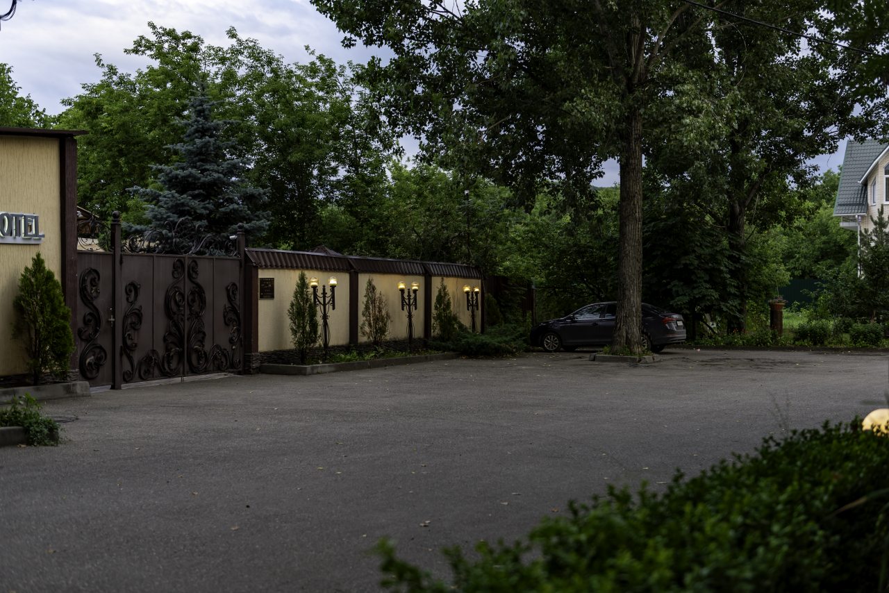 Парковка, Отель Альберия