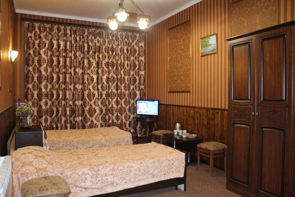 Трехместный (Роскошный трехместный номер) гостевого дома У Друзей, Пятигорск