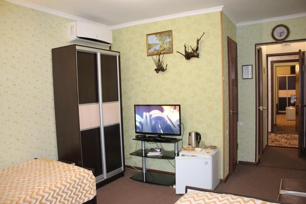 Двухместный (Двухместный номер с 2 отдельными кроватями и собственной ванной комнатой) гостевого дома У Друзей, Пятигорск