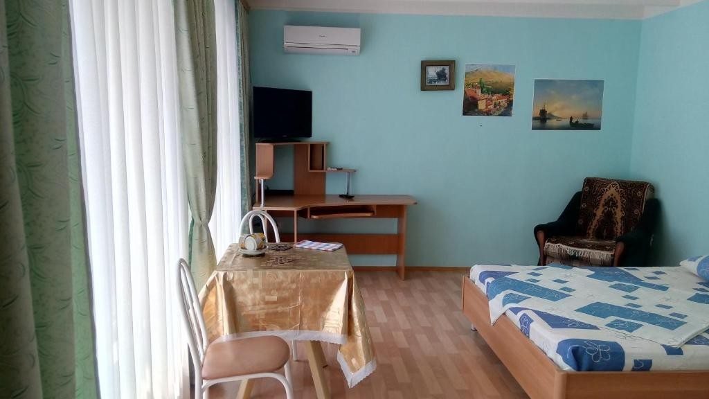 Двухместный (Двухместный номер Делюкс с 1 кроватью (для 2 взрослых и 1 ребенка)) гостевого дома Semeyniy Guesthouse, Дивноморское