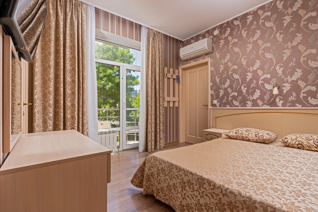 Двухместный (2-х местный номер с 1 кроватью и балконом) гостевого дома Гелиос, Дивноморское