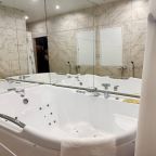 Сюит (Люкс с гидромассажной ванной), Отель Room Room