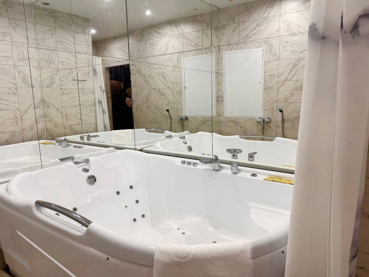 Люкс (Красный бархат с джакузи), Отель Room Room