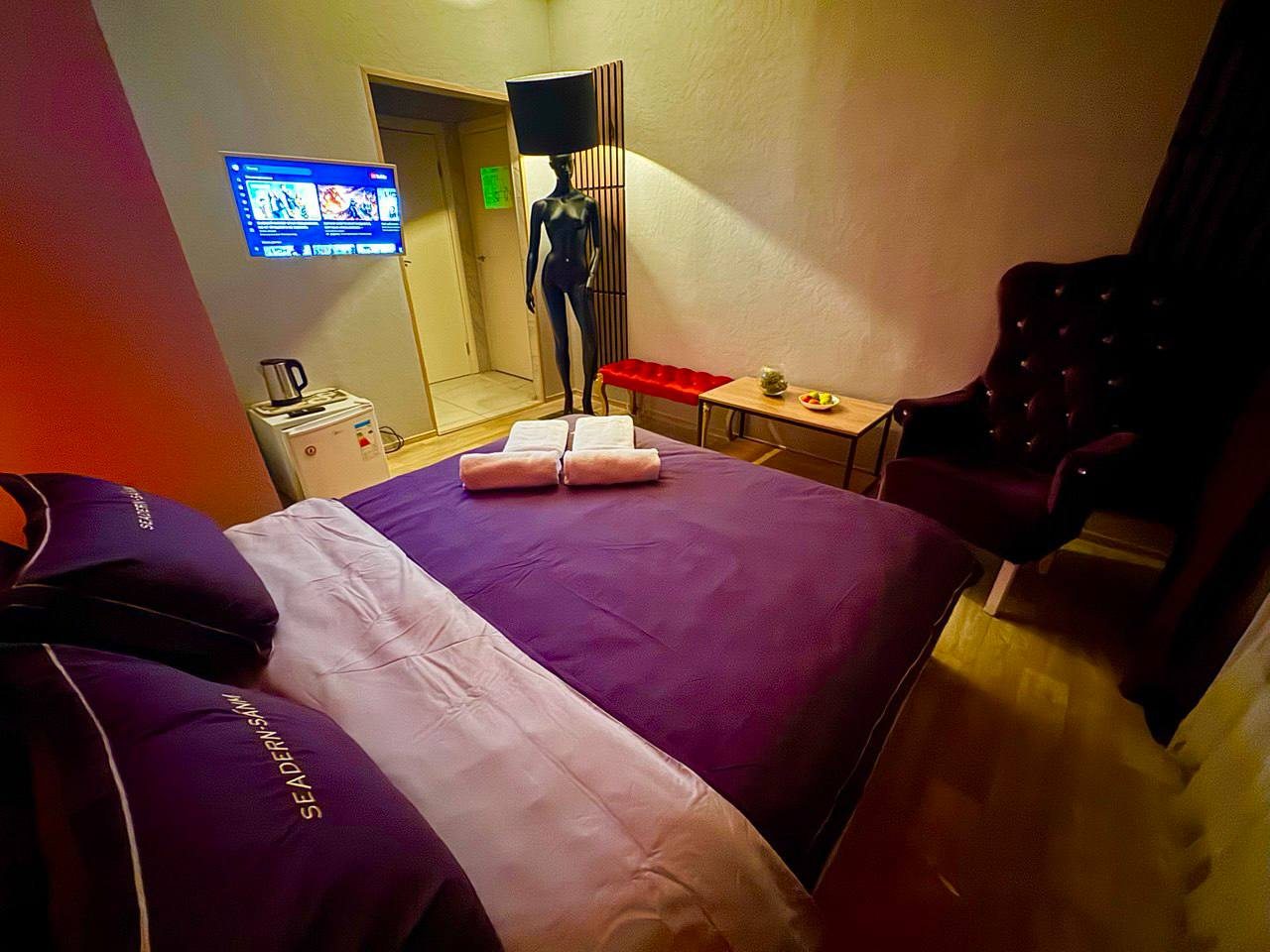 Люкс (Красный бархат с джакузи), Отель Room Room