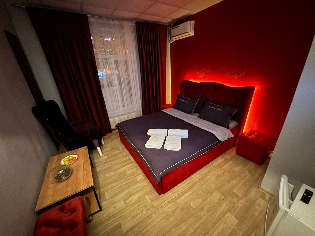 Люкс (Красный бархат с джакузи), Отель Room Room