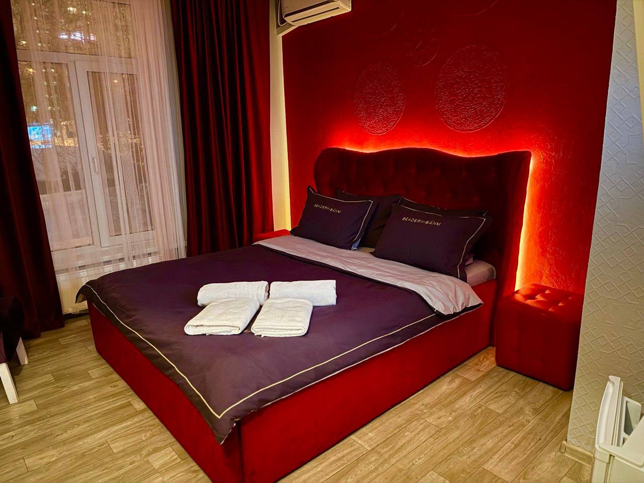 Люкс (Красный бархат с джакузи), Отель Room Room