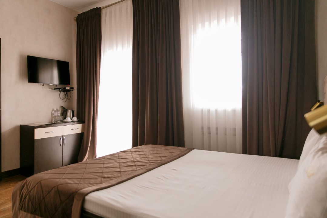 Двухместный (Двухместный номер с двуспальной кроватью и дополнительной кроватью) отеля Дали, Кисловодск