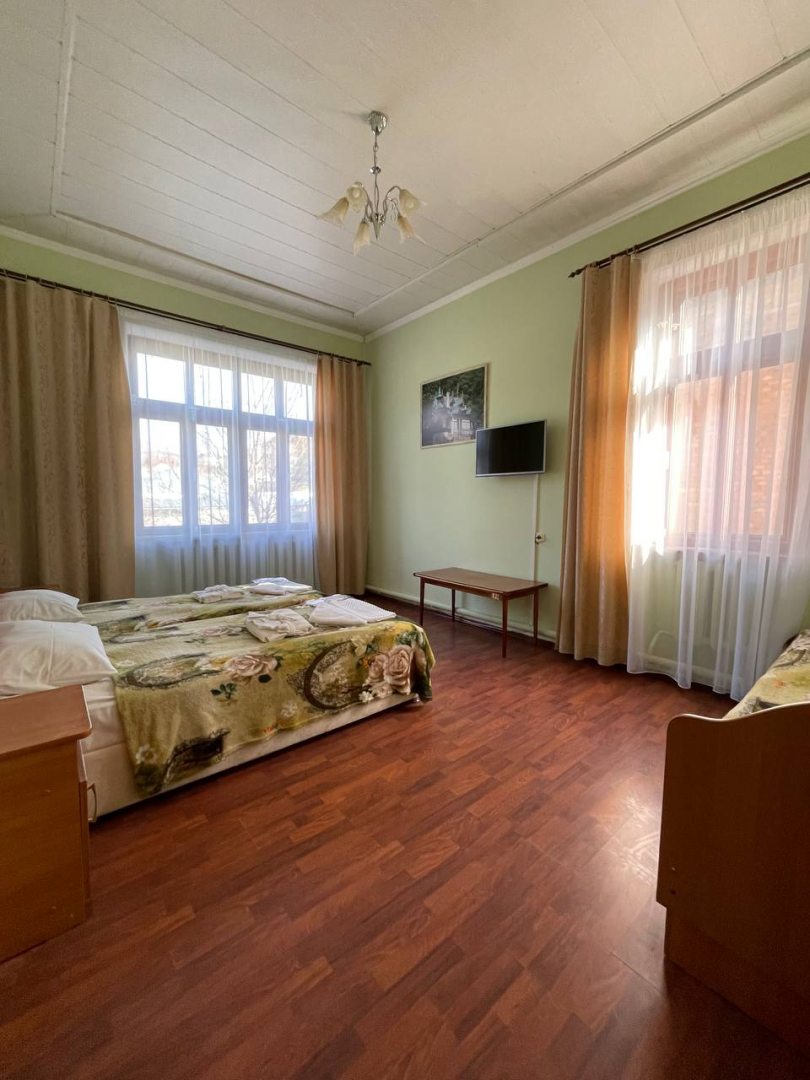 Трехместный (Трехместный номер с общей ванной комнатой) гостиницы Семейный Отдых, Кисловодск
