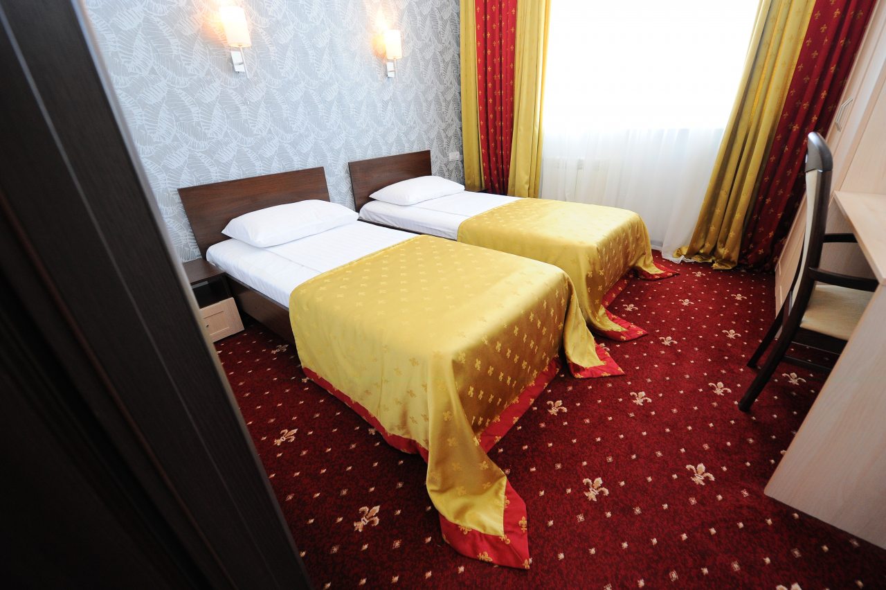 Четырехместный (Улучшенный, С 1 двуспальной кроватью, 2 отдельными кроватями и диваном, корпус Посейдон) парк-отеля Песочная бухта, Севастополь