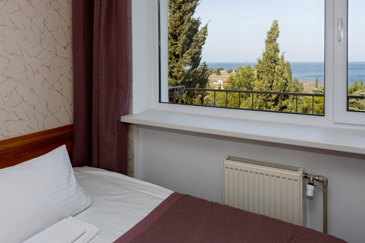 Трехместный (Улучшенный, Двухкомнатный, С 1 двуспальной кроватью и 1 односпальной кроватью, Корпус Антей), Парк-Отель Песочная бухта