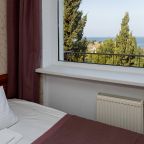 Трехместный (Улучшенный, Двухкомнатный, С 1 двуспальной кроватью и 1 односпальной кроватью, Корпус Антей), Парк-Отель Песочная бухта