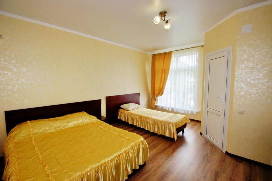 Трёхместный и более (Трехместный стандартный номер) гостевого дома Лето, Лазаревское