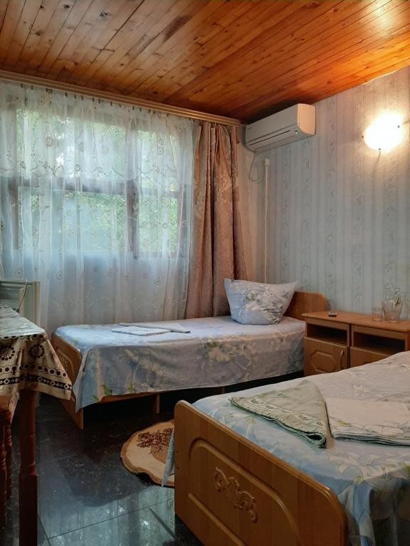 Двухместный (Двухместный номер с 2 отдельными кроватями и душем) гостевого дома Ostrovok, Лазаревское