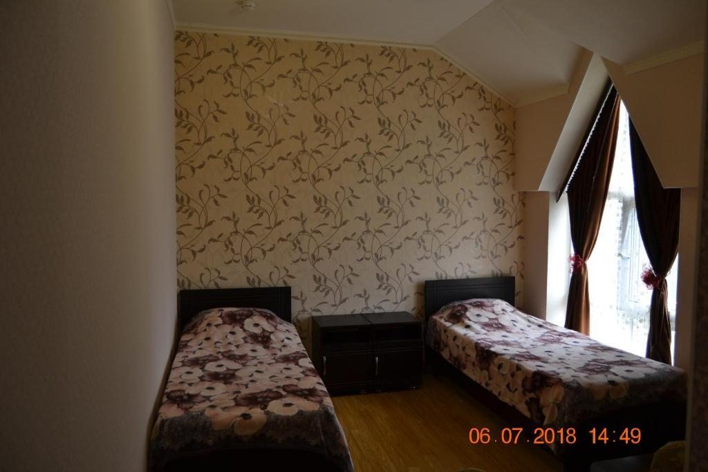 Двухместный (Двухместный номер с 2 отдельными кроватями и дополнительной кроватью) мини-гостиницы Волна, Ессентуки