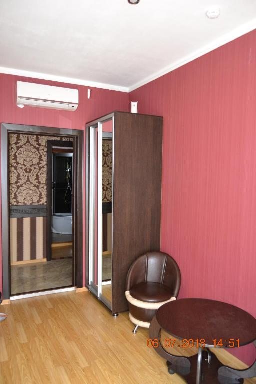 Двухместный (Двухместный номер Делюкс с 1 кроватью и балконом) мини-гостиницы Волна, Ессентуки