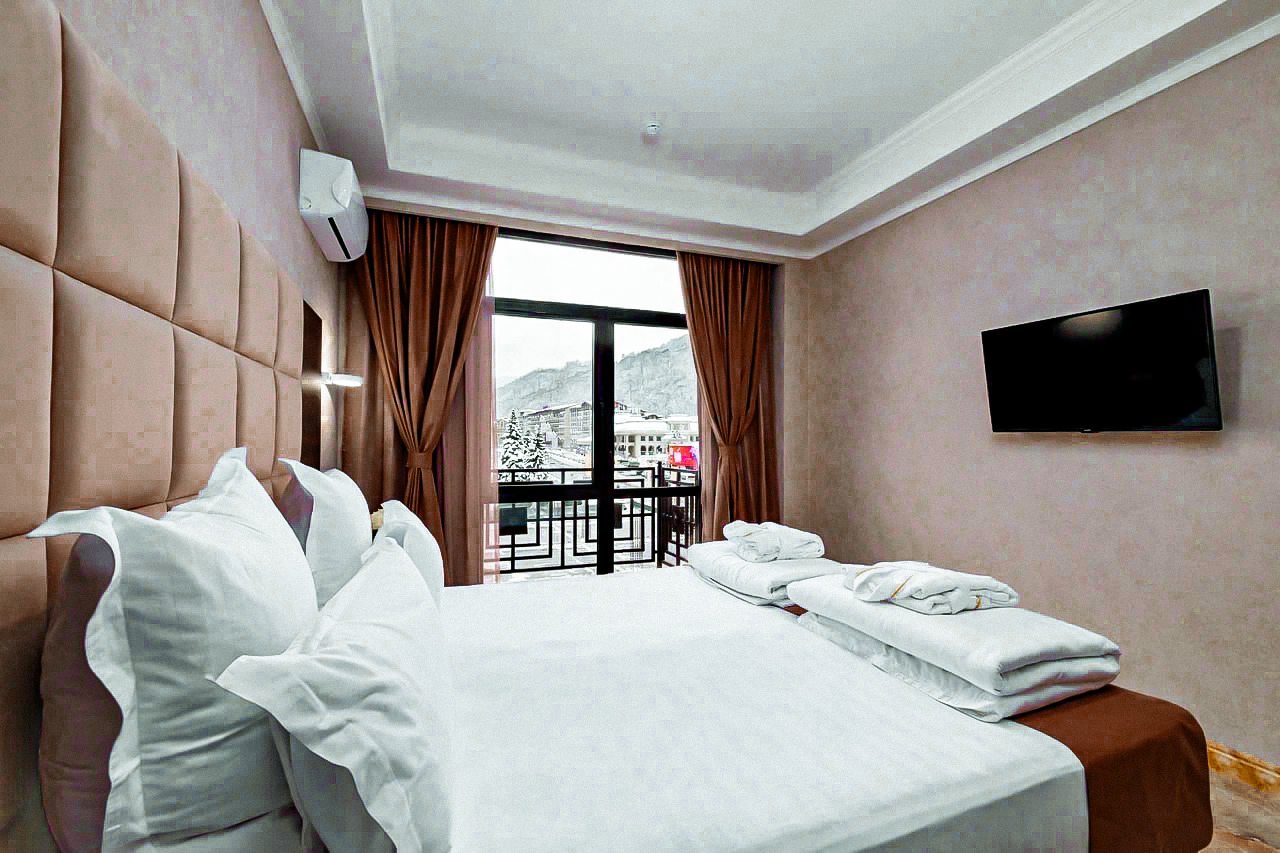Двухместный (Улучшенный стандарт с одной двуспальной или двумя односпальными кроватями и балконом) отеля Alcont by Stellar Hotels, Эсто-Садок