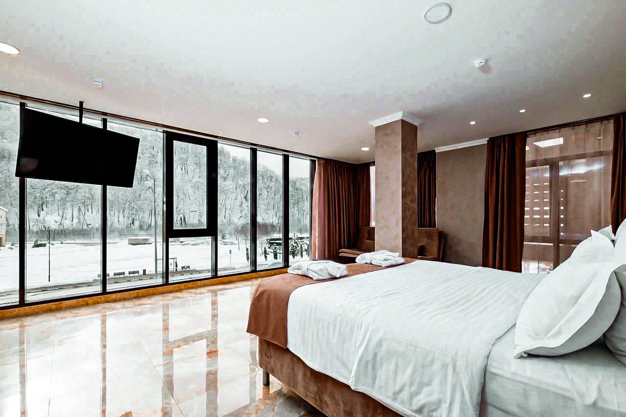 Люкс (Люкс с панорамными окнами и видом на горы) отеля Alcont by Stellar Hotels, Эсто-Садок