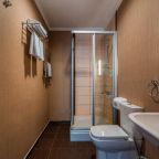 Ванная комната в номере гостиницы Бонус 1*, Эсто-Садок