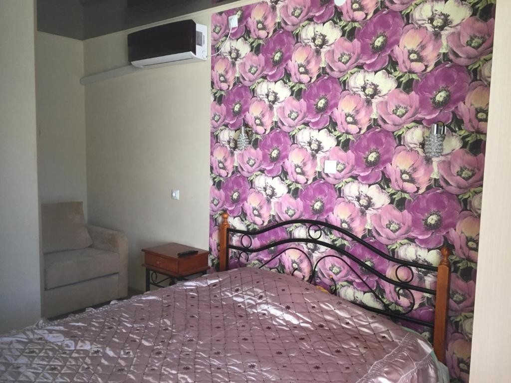 Двухместный (Двухместный номер с двуспальной кроватью и дополнительной кроватью) гостевого дома Семирамида, Геленджик