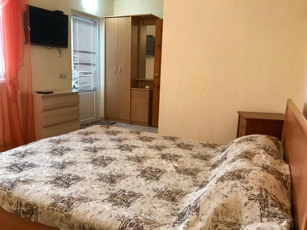 Двухместный (Двухместный номер с двуспальной кроватью и дополнительной кроватью) гостевого дома На Черниговской, Геленджик