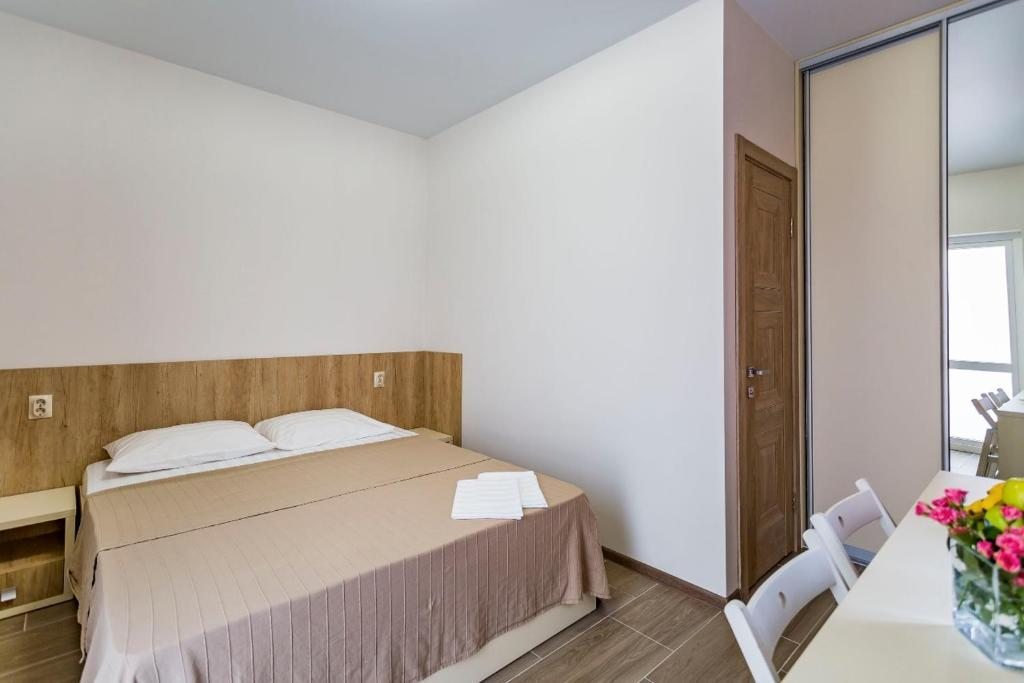 Двухместный (Бюджетный двухместный номер с 1 кроватью) мини-отеля Limonade, Геленджик