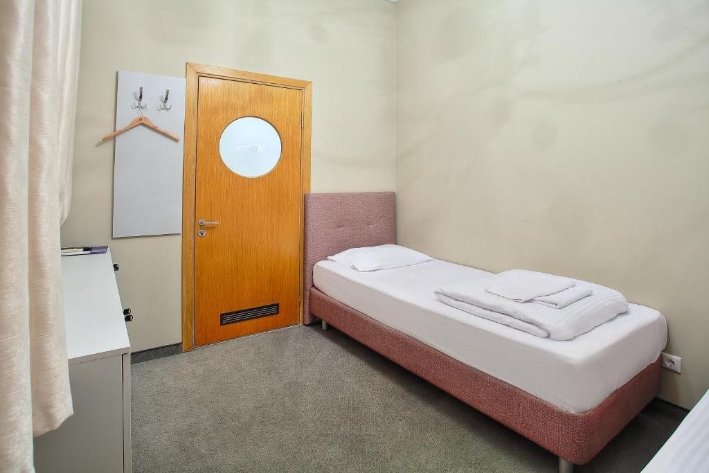 Двухместный (Бюджетный двухместный номер с 2 отдельными кроватями и без окна) мини-отеля Максим Горький, Сочи